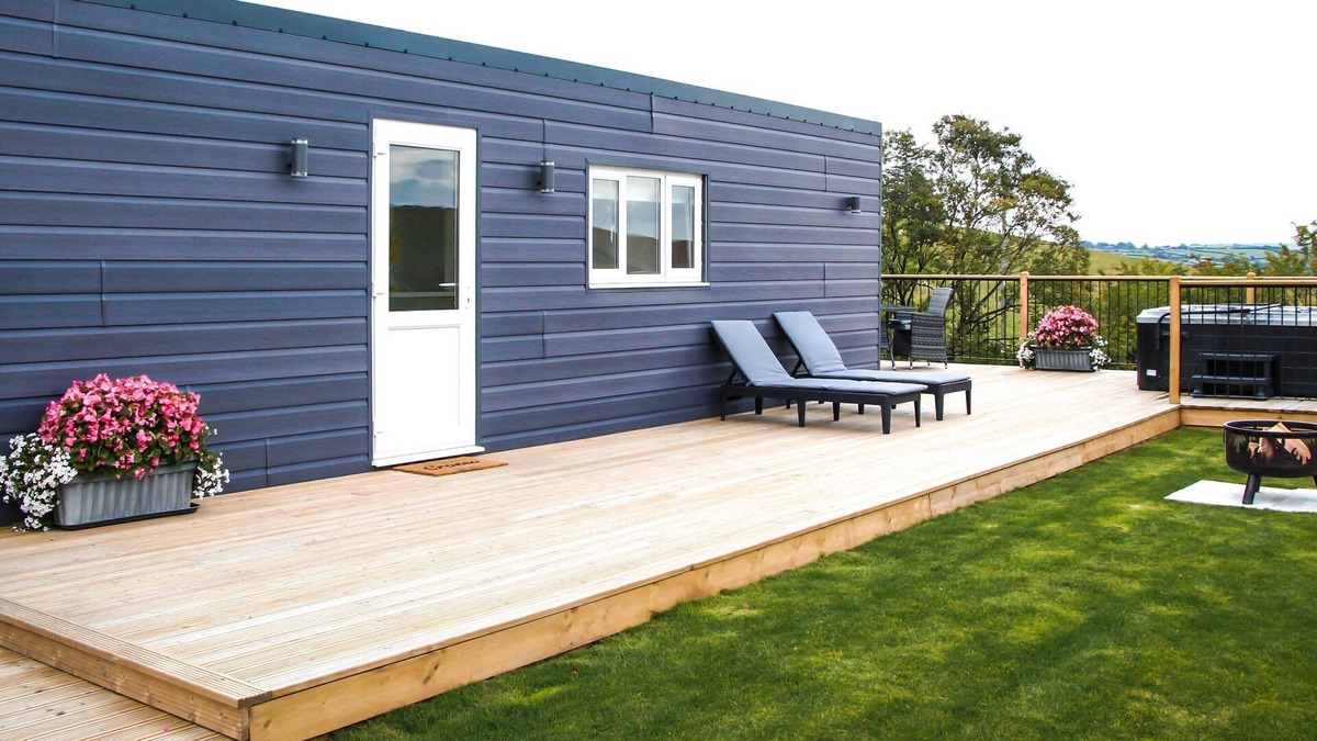 Newcastle-on-Clun Cottage | Cwm Heulog - Cabin with Hot Tub Sleeping 4, Pet Friendly