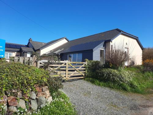 Abereiddy House | Cwmwdig Cwtch (3 minutes drive to Abereiddy bay!)