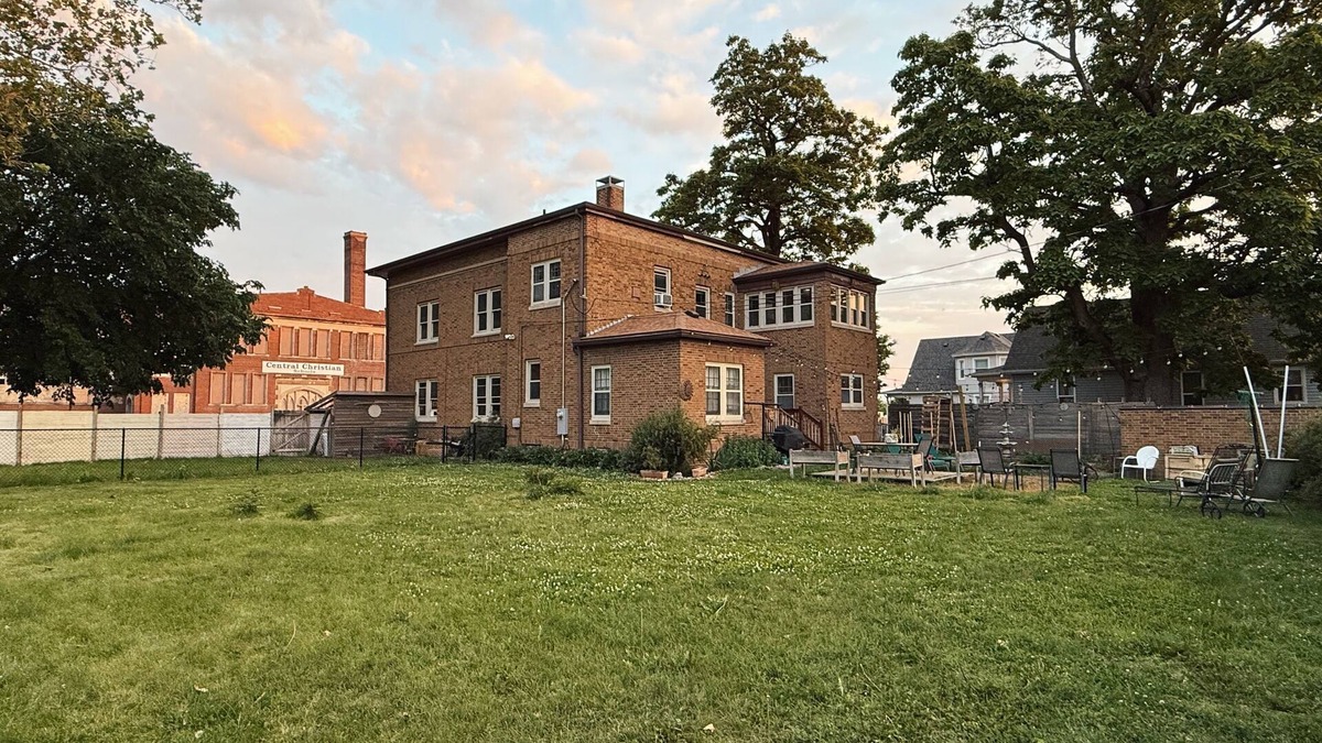 Dahlman House | CWS for large Groups 6BR 3.5bath Huge Yard 4K Sq Ft 2 miles to Stadium