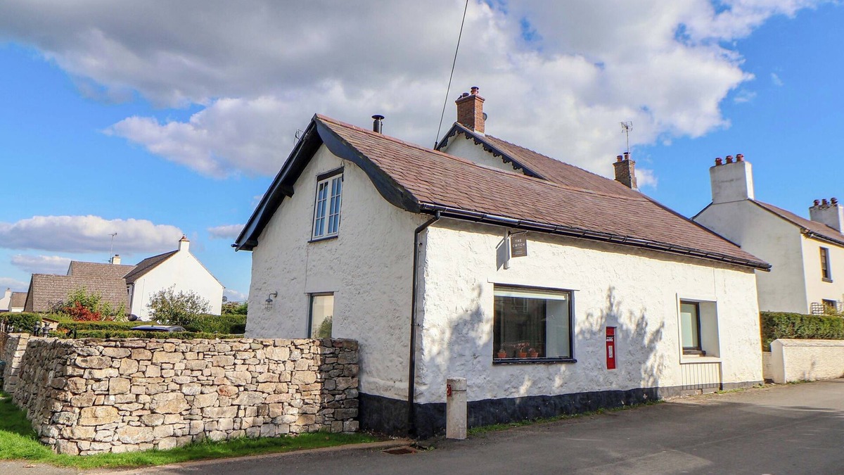 Cilcain House | CWTCH, pet friendly, character holiday cottage in Cilcain