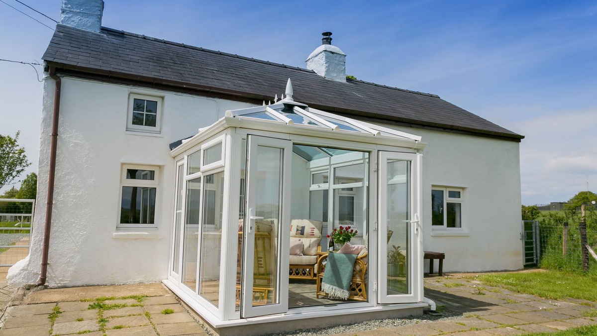 Llanerchymedd Cottage | Cwter Hywel - a cosy fire that sleeps 6 guests in 3 bedrooms