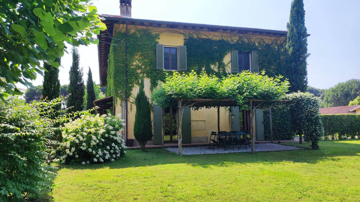 Vecchiano House | Cypress farmhouse in the park, sea and city of art
