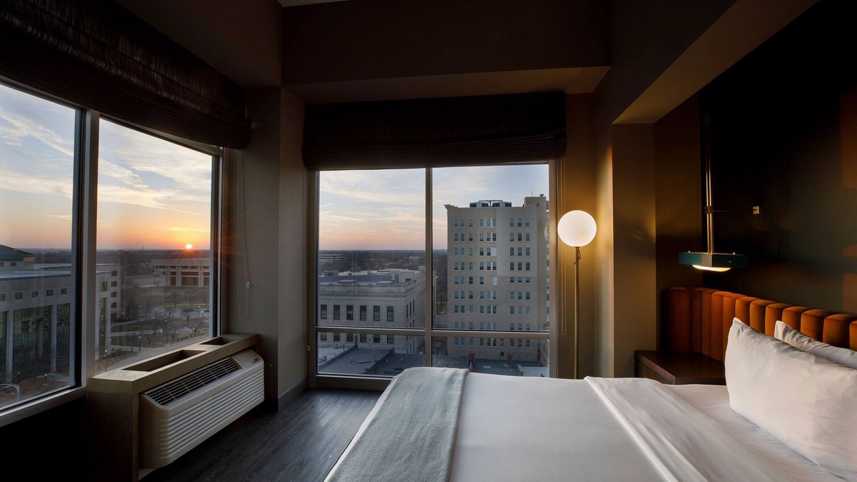 Downtown Hotel | Cyrus Hotel, Topeka, a Tribute Portfolio Hotel