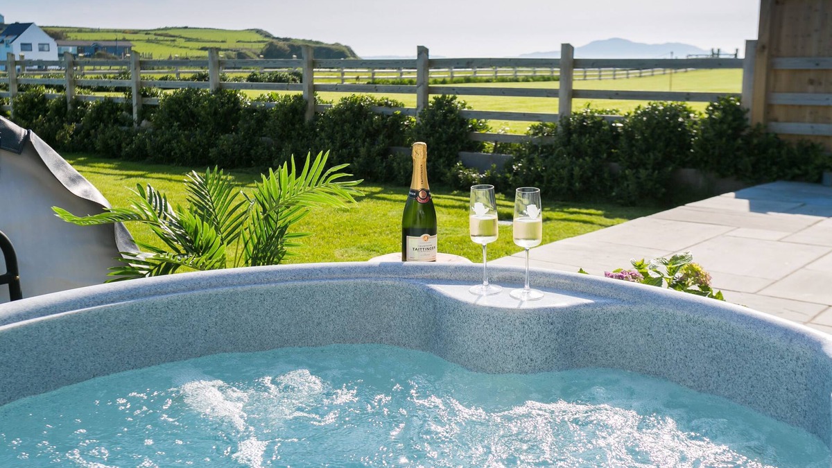 Llanfaethlu Cottage | Cysgod y Llanw - an on the beach that sleeps 6 guests in 3 bedrooms
