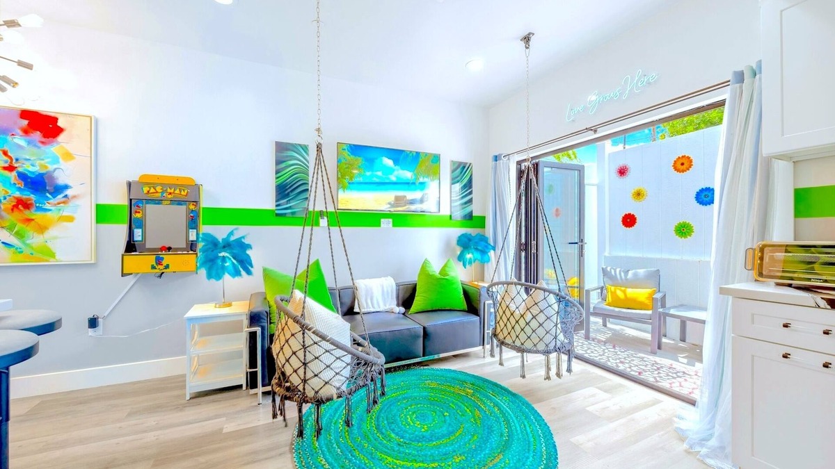 North Hollywood House | D. Hip NoHo Haven Near Universal & Hollywood: Hot Tub - Family - Parking - Games
