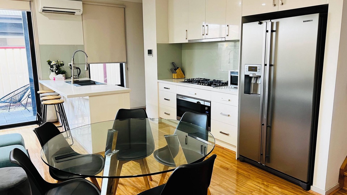 Braybrook House | D110 Sweet Melon Super Stay - fantastic, large group