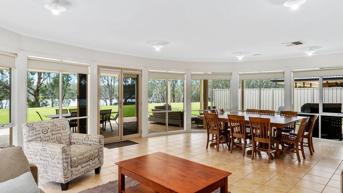 Bundalong House | D3 Ski Ranch. 5-bedroom waterfront home and private jetty.