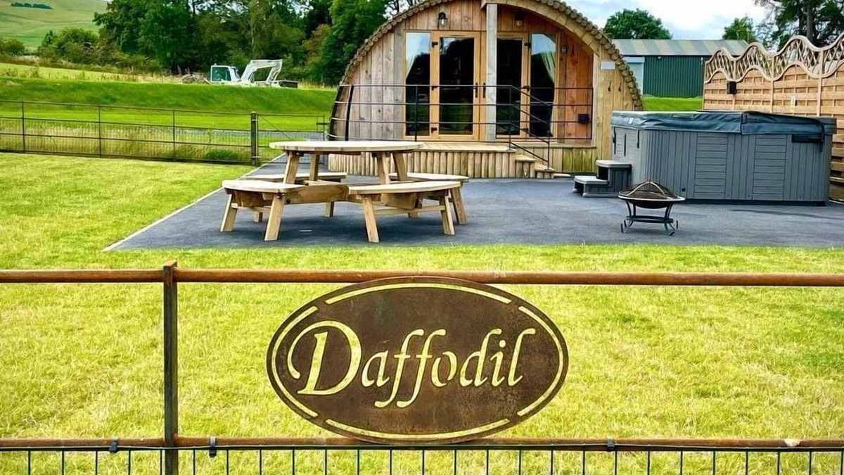 St Harmon Cottage | Daffodil - Glamping Pod with Hot Tub Sleeping 4 guests, Pet Friendly