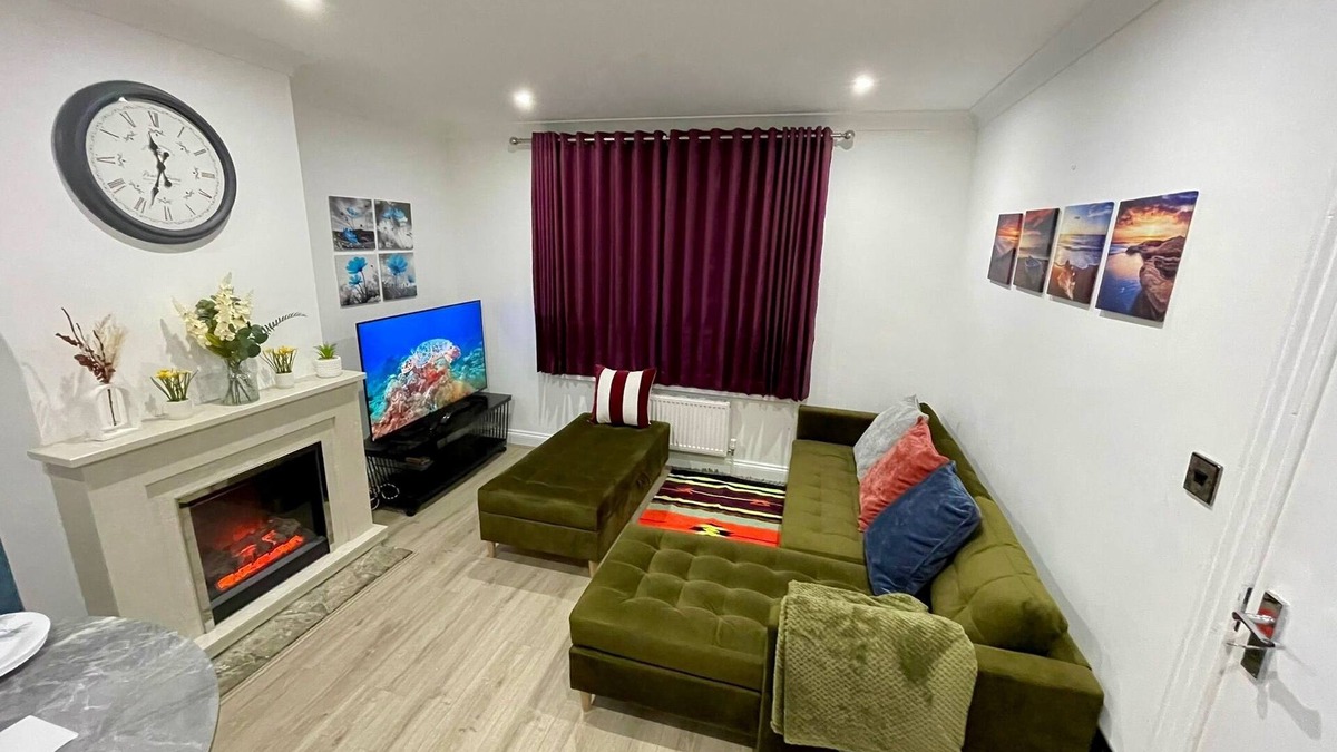 Becontree House | Dagenham 3-Beds, Sleeps 5, 12 min walk to Metro