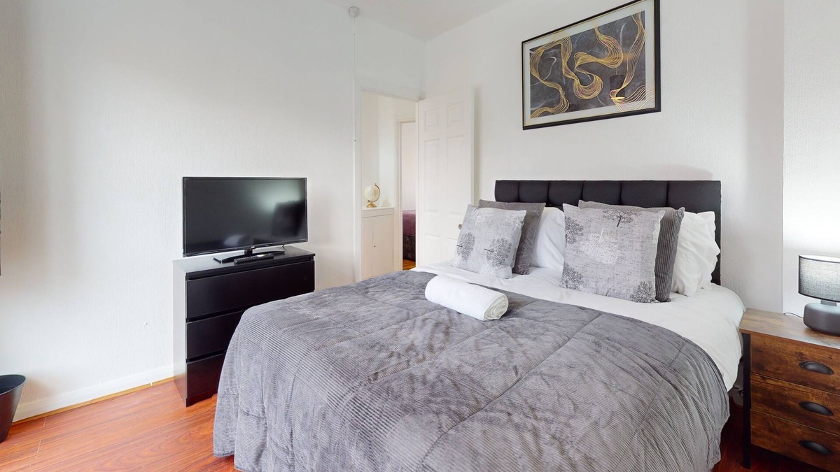 Heath House | Dagenham - 4 Beds - Sleeps 8 - WiFi