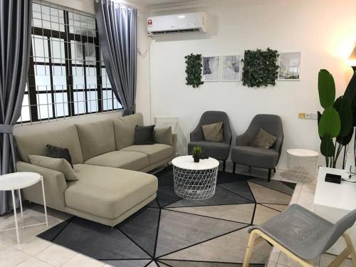 Lutong House | Dahlia Homestay (Wi-Fi & Netflix)