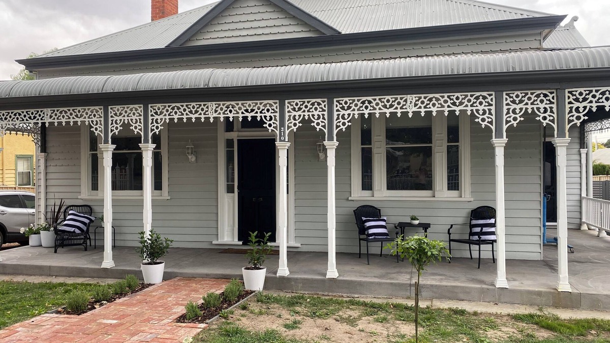 Golden Square House | Daisy Cottage - 4 bedrooms, Close to CBD