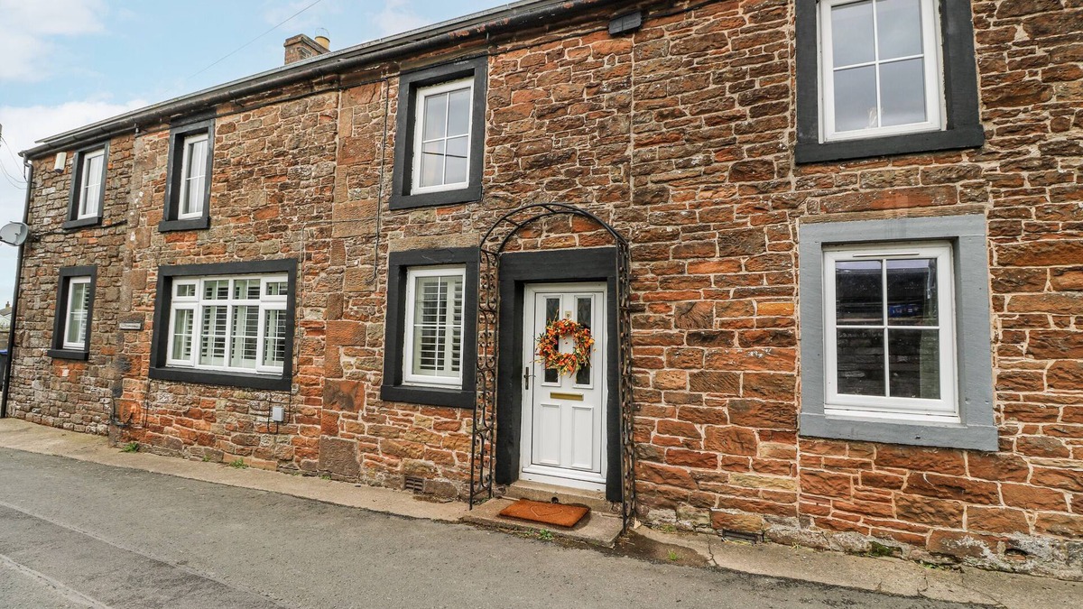 Wigton Cottage | DAISY COTTAGE, pet friendly, with hot tub in Wigton