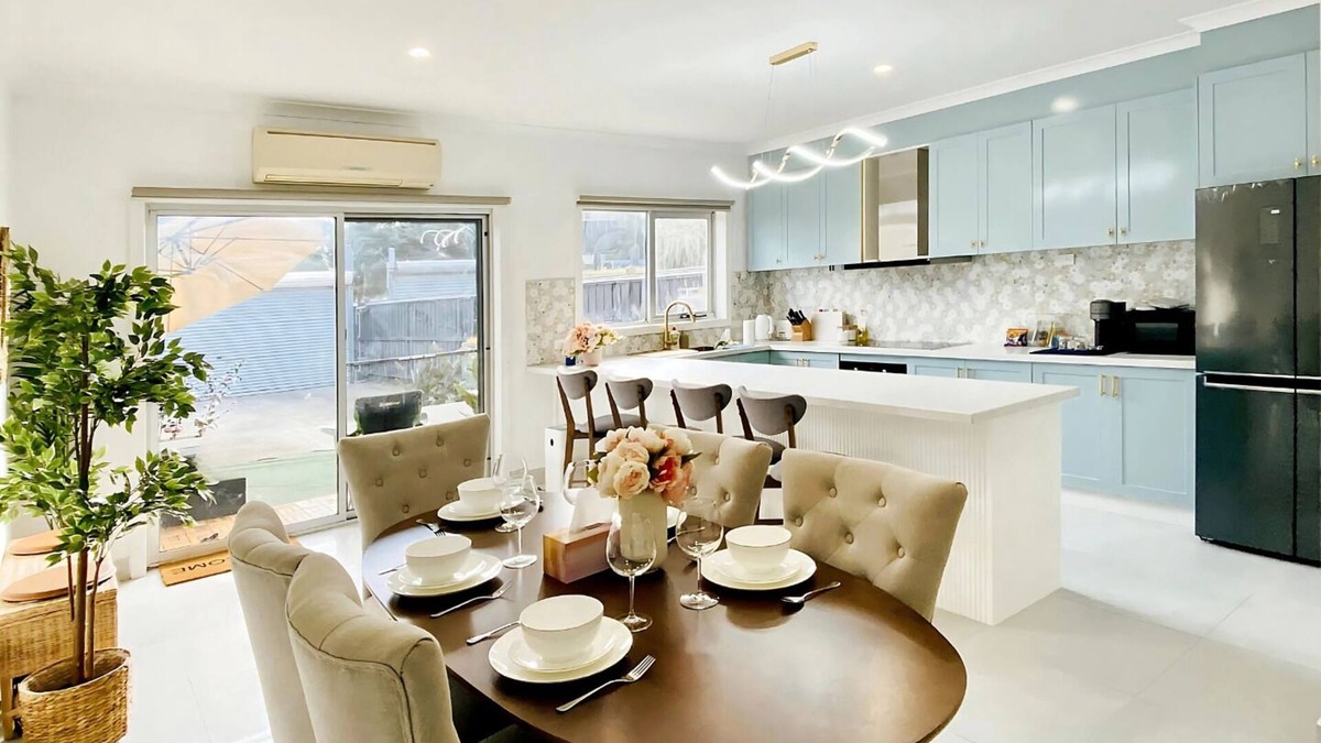 Yarraville House | Daisy House—4BR, Free Parking, Steps to Shops & Train