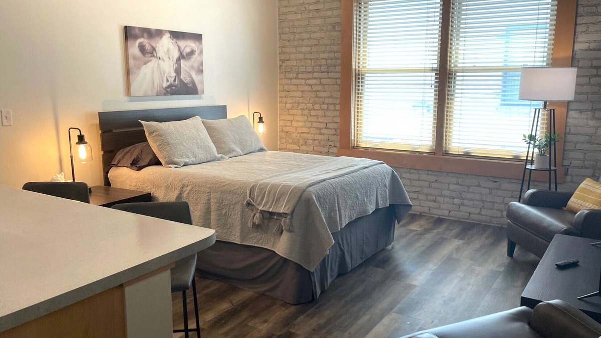Fargo Apartment | Dakota Suite in Downtown Fargo Historic Building Pet Friendly
