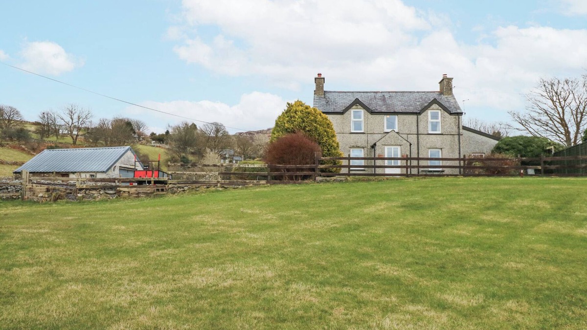 Garndolbenmaen Cottage | DALAR COTTAGE, pet friendly, character holiday cottage in Criccieth