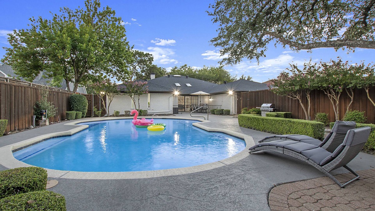 Park Central House | ★Dallas Spacious Luxe House Modern 4BR w/Heated Pool, Spa Sleeps 14+★