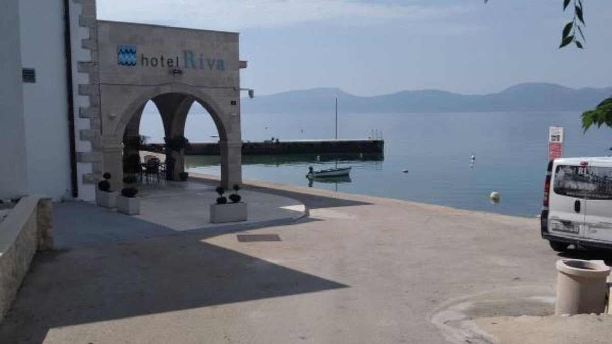 Brist Apartment | Dalmata Apartment - Two Bedroom Apartment With Terrace(A4)