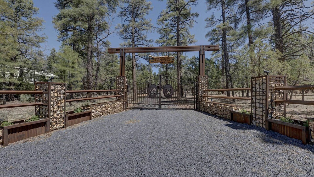 Pinetop-Lakeside Cabin | Dana Rosa - Real Log Cabin with AC!