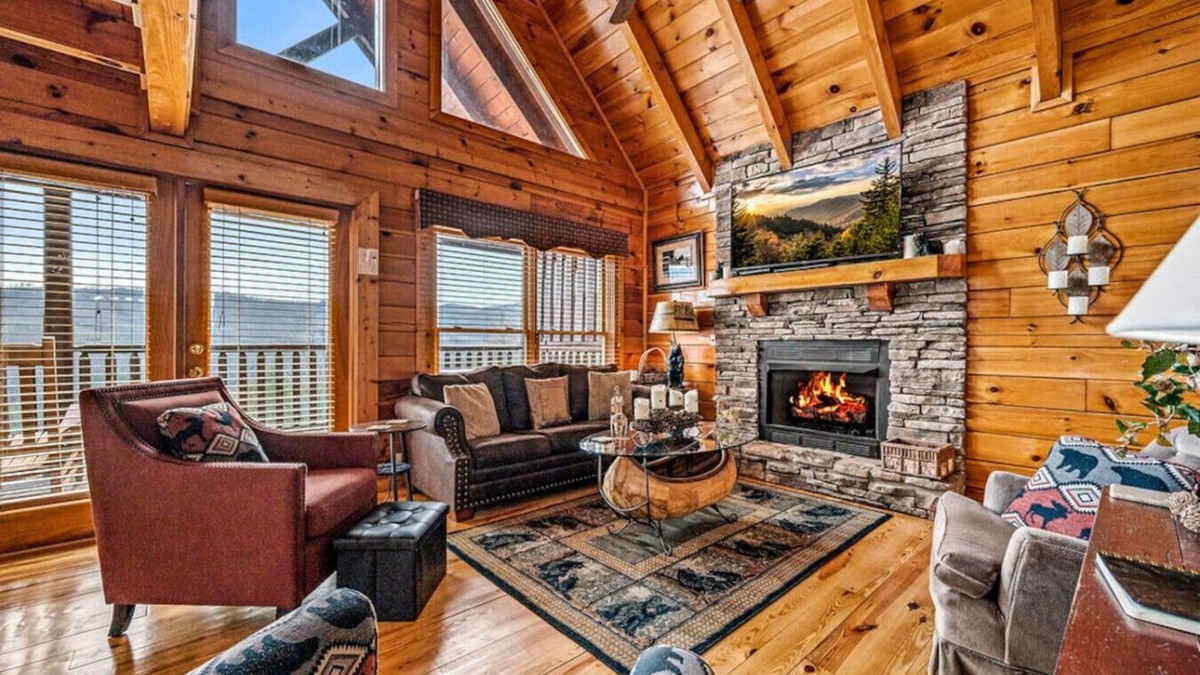 Gatlinburg - Pigeon Forge Cabin | Dancing Bear Lodge: Beautiful MTN Views*Hot Tub + Fireplace*Game Room