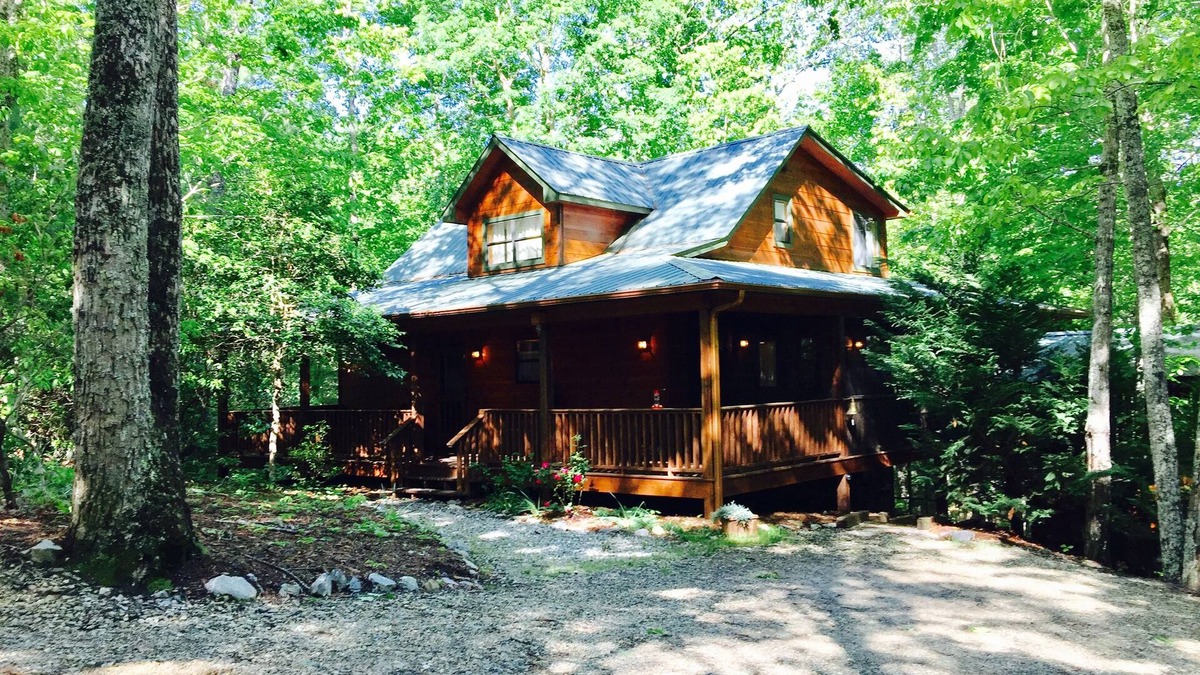 Blairsville Cabin | Dancing Bear Your Honeymoon Cabin with Hot Tub in the Woodsn