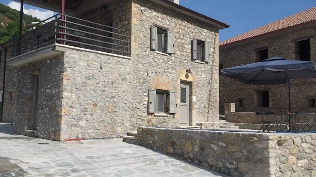 Zarouhla Apartment | Daphne Aroania suites