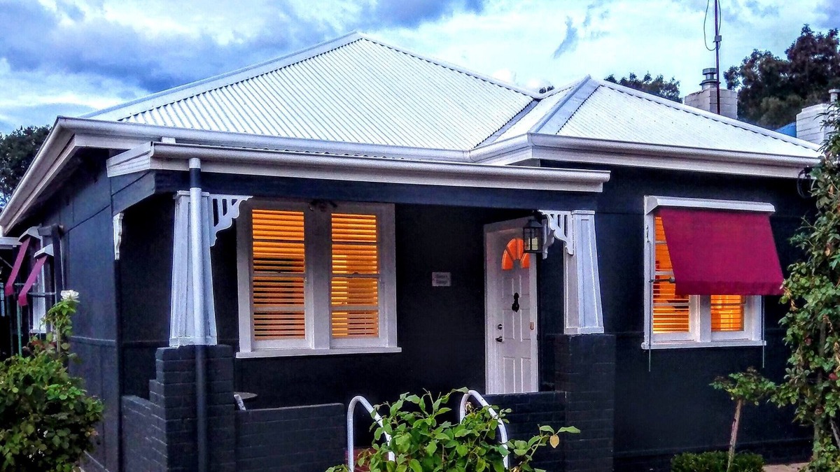 Wagga Wagga House | Darcy's Cottage with Free Wi-Fi and Netflix