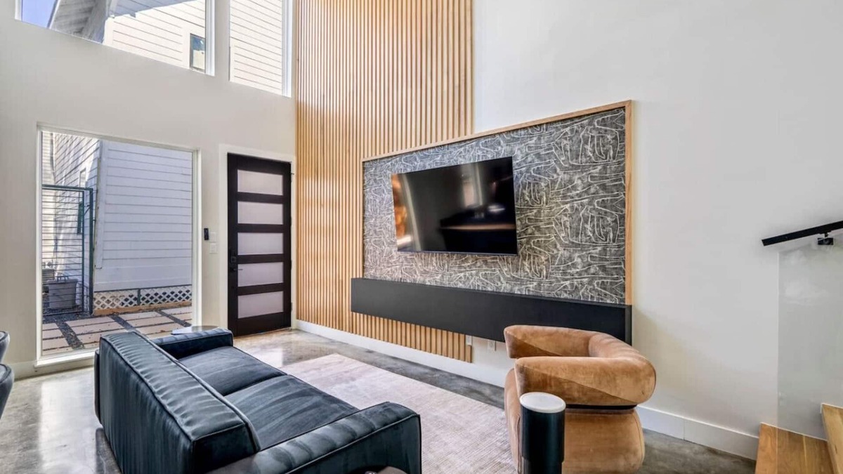 East Downtown Houston House | Dark loft · The O’Four Lofts - Midnight Lux