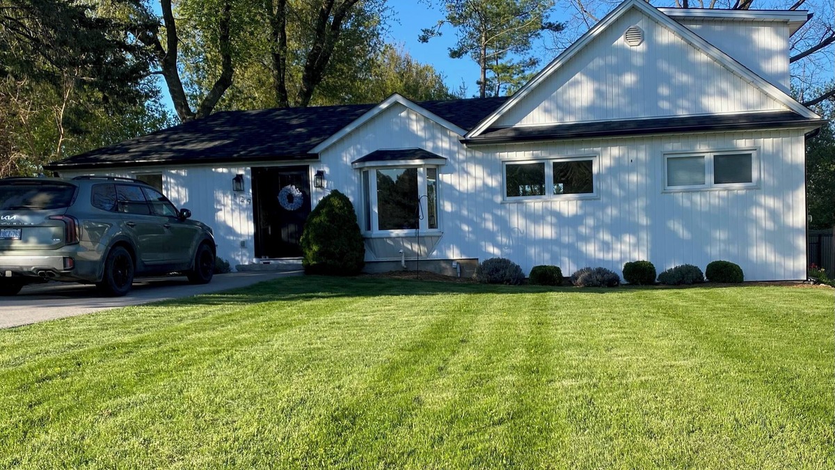 Caledon House | Darling Bungalow in the heart of quaint Inglewood, On. 15 minutes from Osprey!