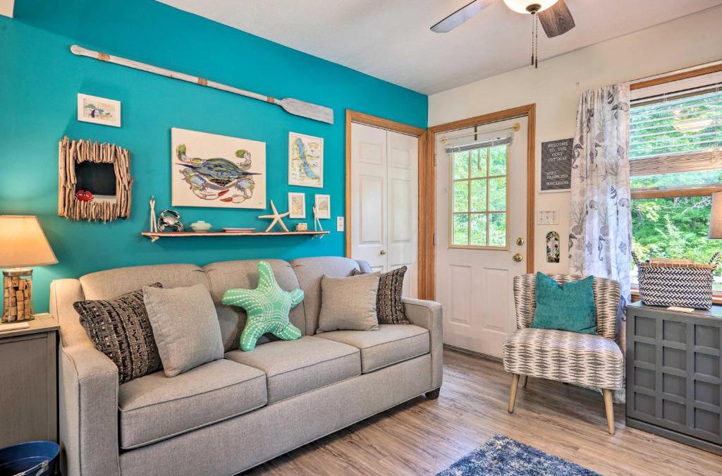 North East House | Darling Cottage about 1 Mi to Lake Erie Beach!