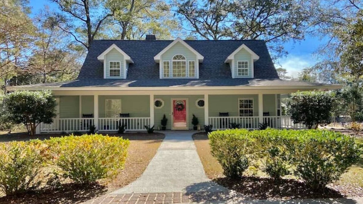 Bluffton Cottage | Darling Cottage on PRIVATE LAKE & acreage