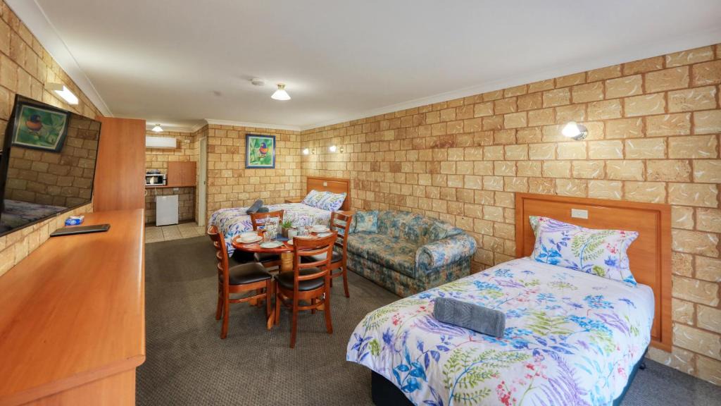 Bourke Hotel | Darling River Motel