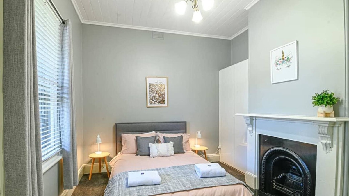 Dubbo House | Darling St - Charming CBD Abode