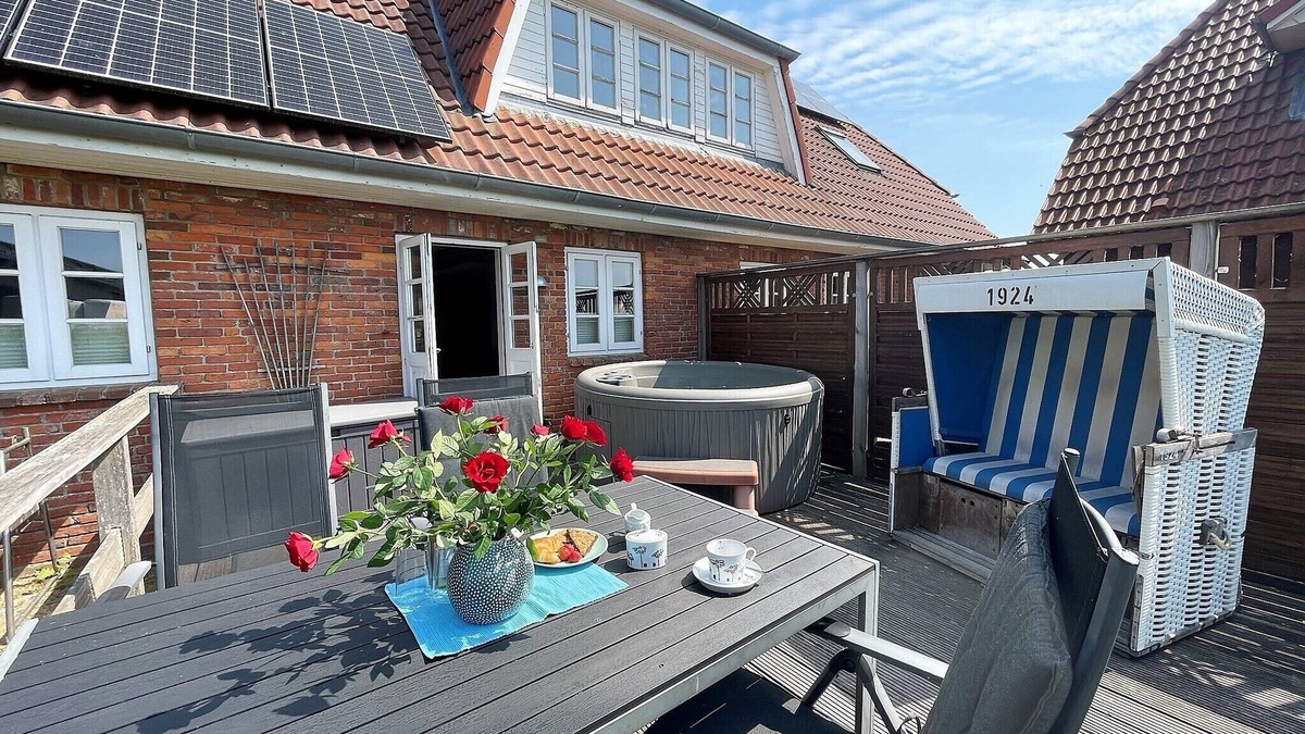 Rodenas House | Dat groote Diekhuus - whirlpool, terrace, fenced garden, sauna, beach chair