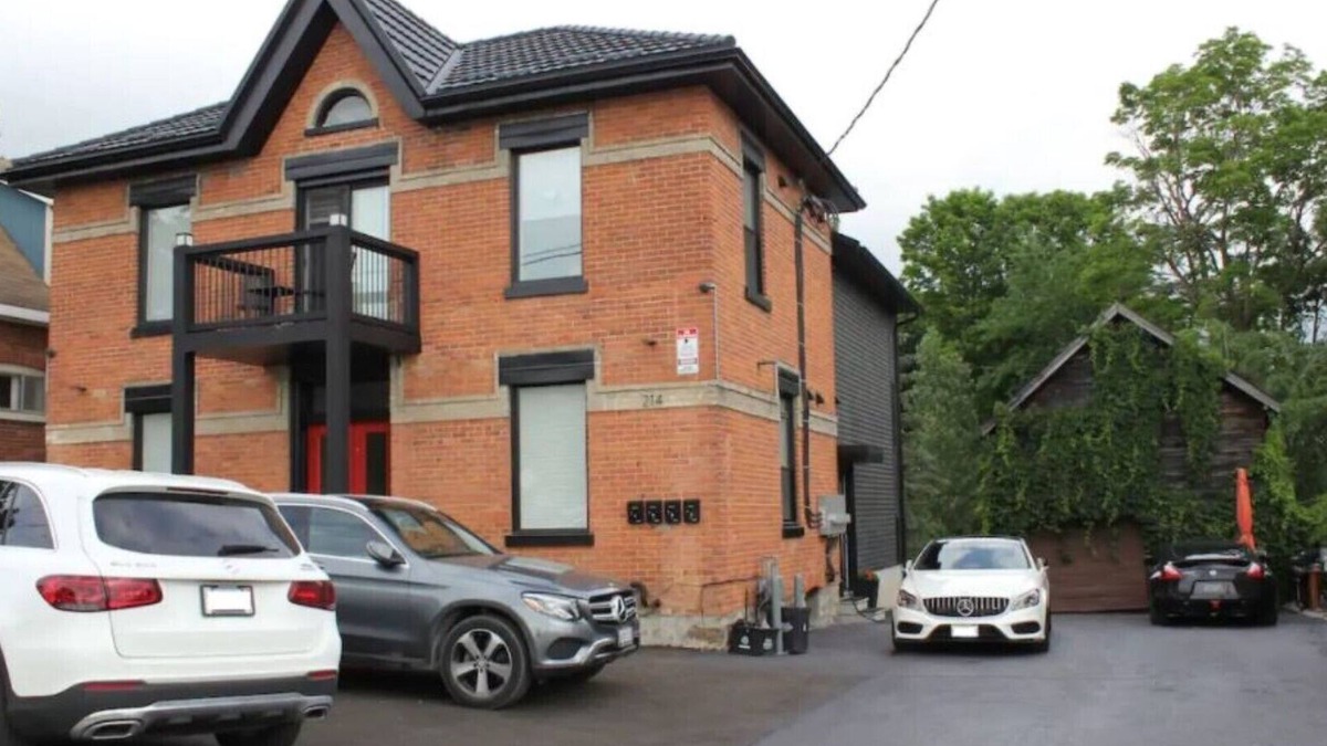 Orillia Apartment | DaVel DeLuxe Sunrise