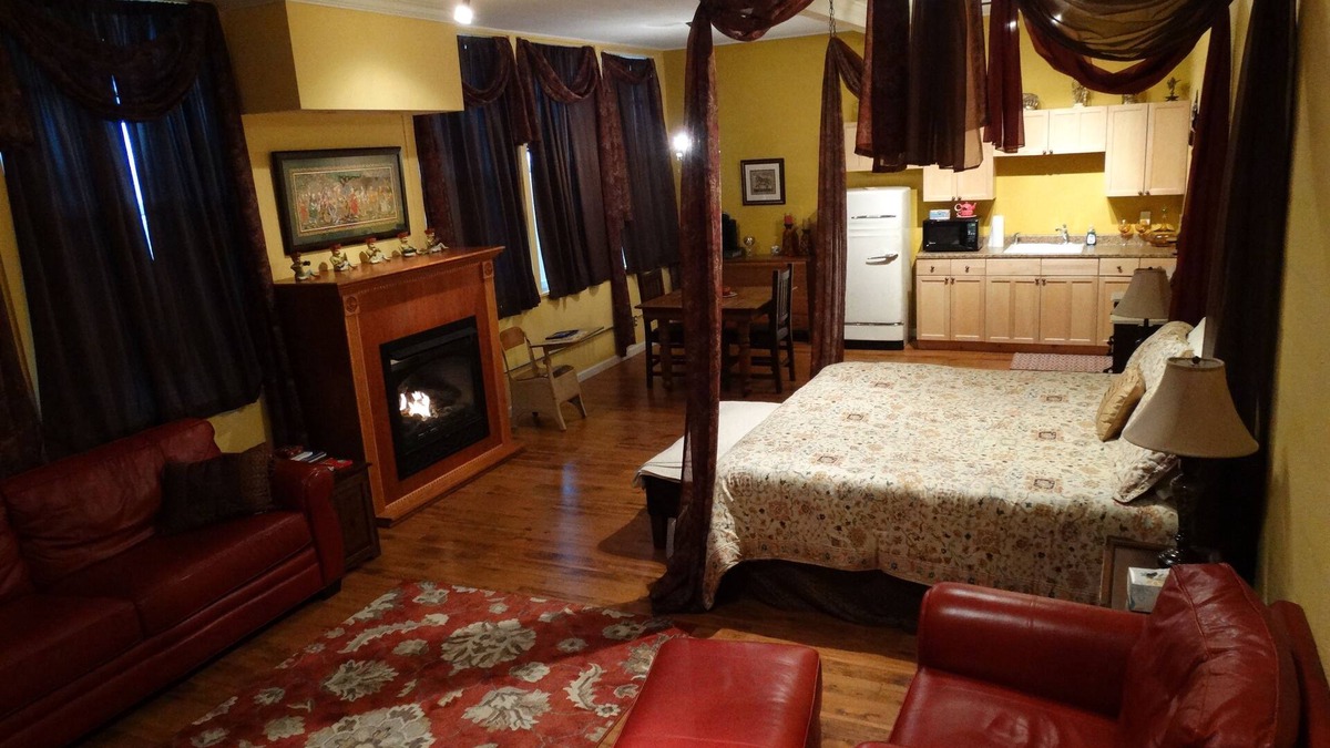 Anna Bed & Breakfast | Davie School Inn