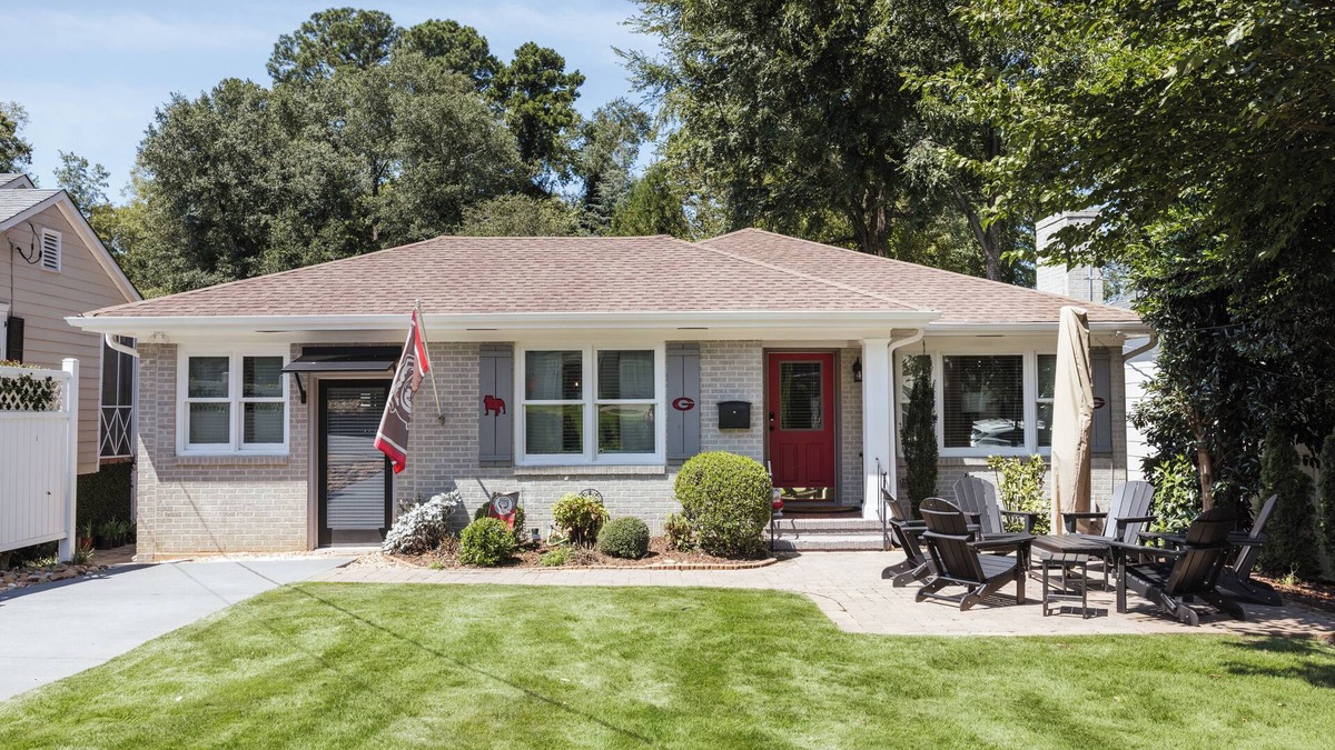 Athens House | Dawgwood Den- Walk to Sanford Stadium & 5 Points Athens!