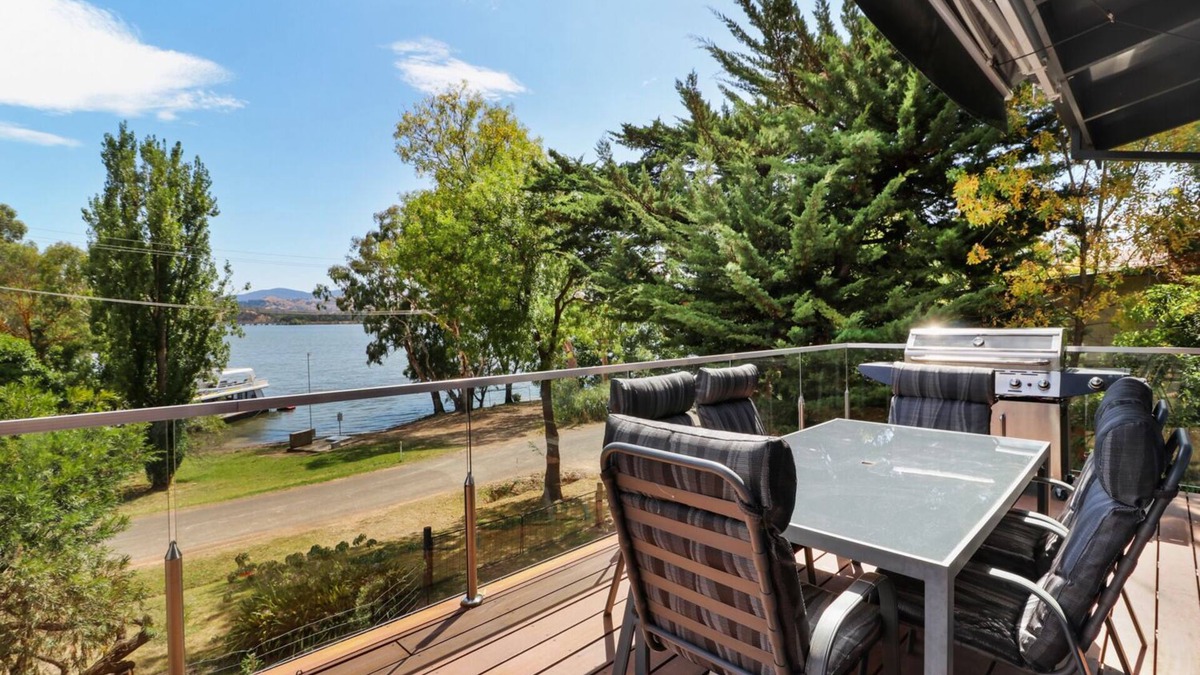 Bonnie Doon House | Dawn Retreat - Lake Views in Bonnie Doon