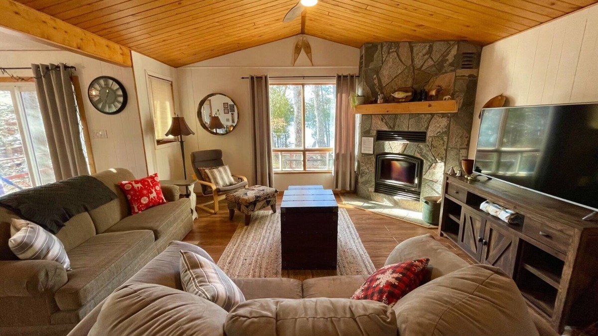 Hastings Highlands Cottage | Dawson Loop Inn - Private Lakefront Cottage