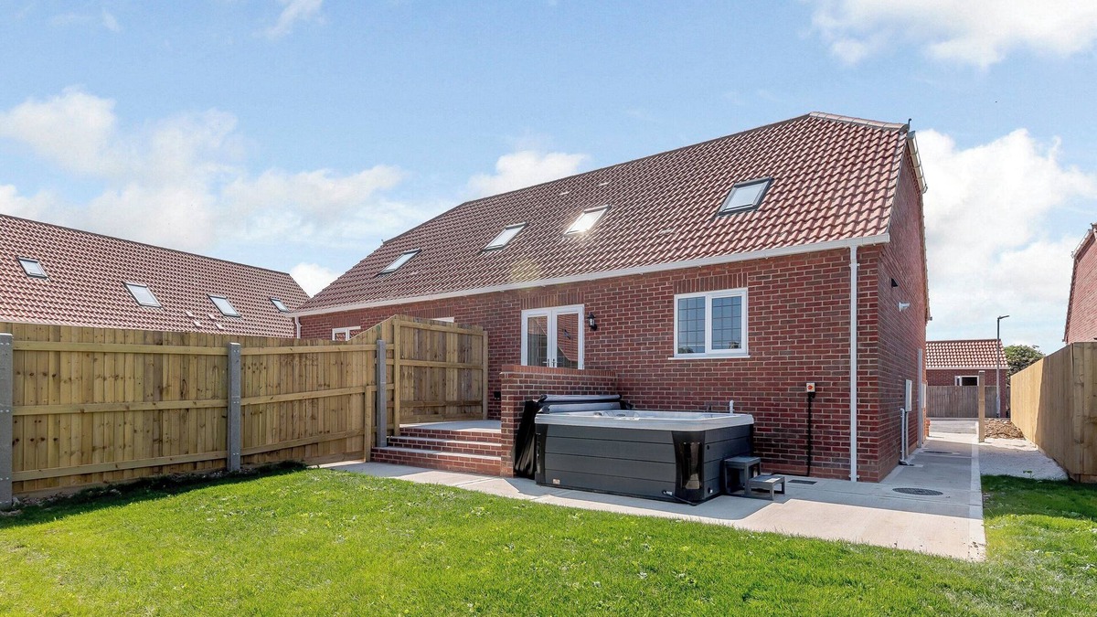 Mablethorpe and Sutton Cottage | Dawson Park 3 - UK12662