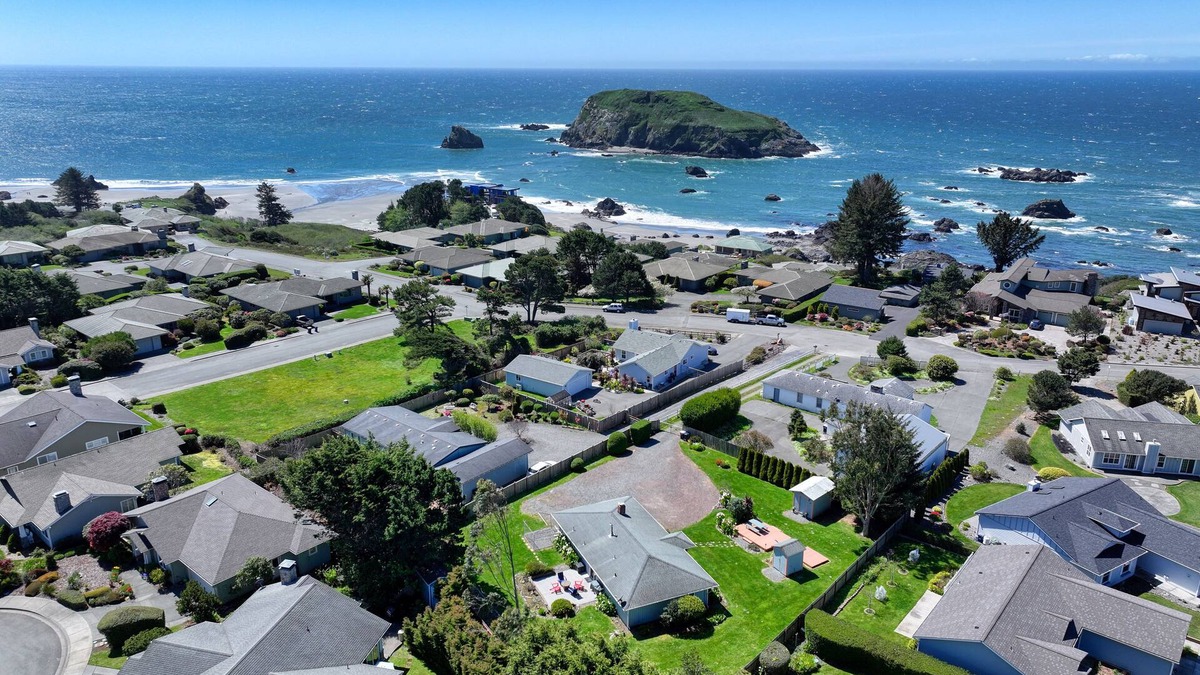 Brookings House | Dawson's Landing, by the beach! 5-minute walk to beach access!