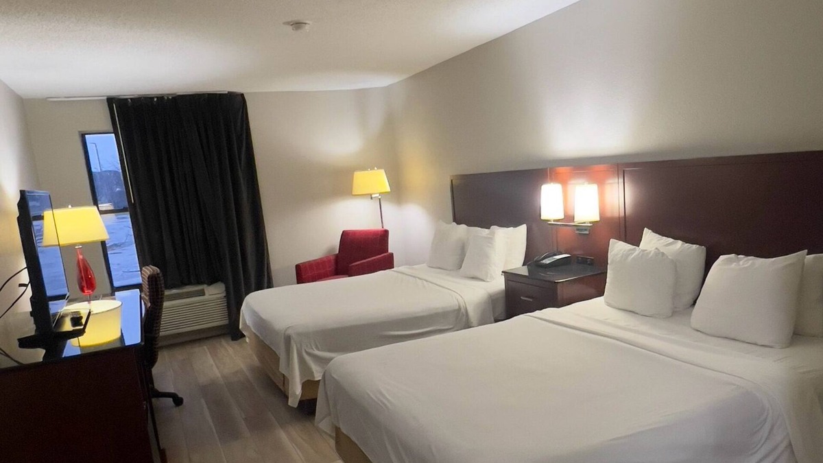 Lake Bluff Hotel | Days Inn by Wyndham Great Lakes Naval Base