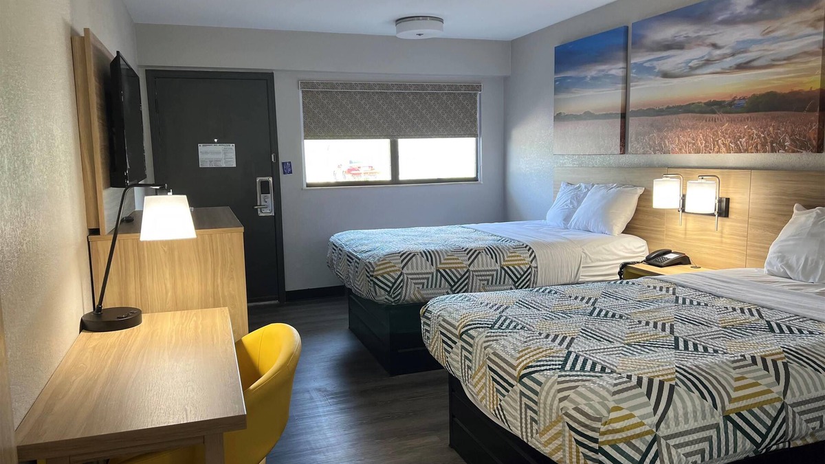 Randolph Hotel | Days Inn by Wyndham Kansas City Northeast