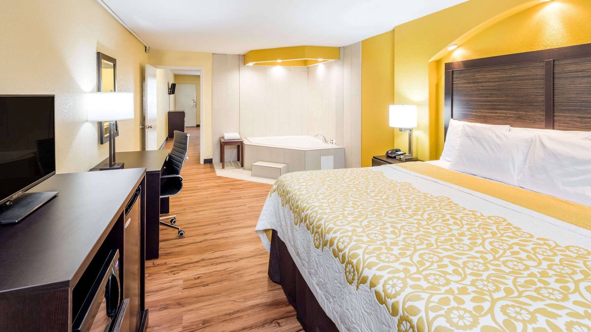 Madison Hotel | Days Inn by Wyndham Madison