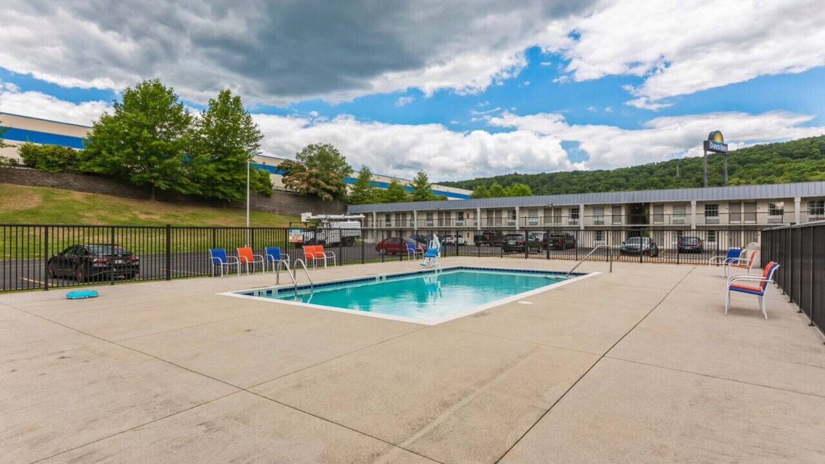 Hollins Hotel | Days Inn I81 double ded room