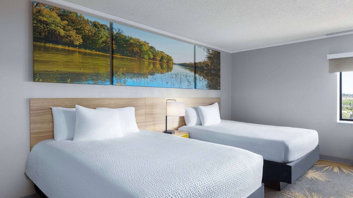 Kansas City Hotel | Days Inn & Suites by Wyndham Kansas City South