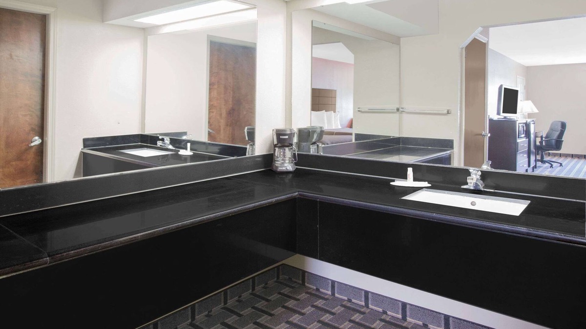 Pine Bluff Hotel | Days Inn & Suites by Wyndham Pine Bluff