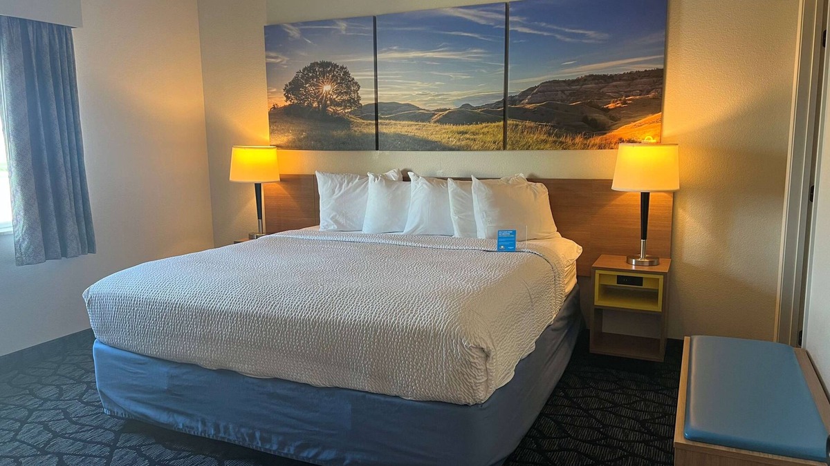 Columbus Hotel | Days Inn & Suites by Wyndham Columbus NE