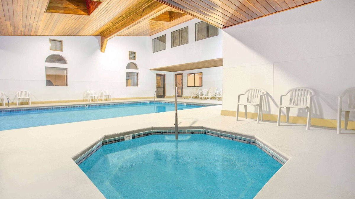 Gallup Hotel | Days Inn & Suites by Wyndham Red Rock-Gallup