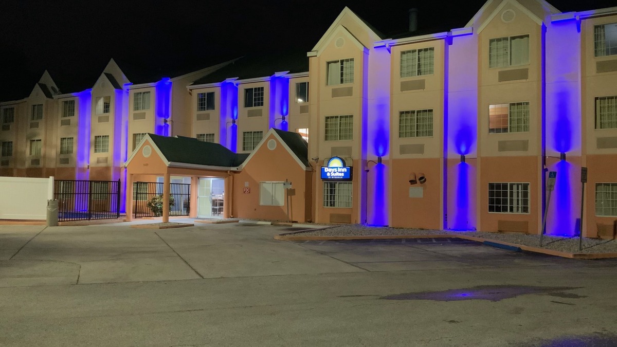 Pinecrest West Park Hotel | Days Inn & Suites by Wyndham Tampa/Raymond James Stadium